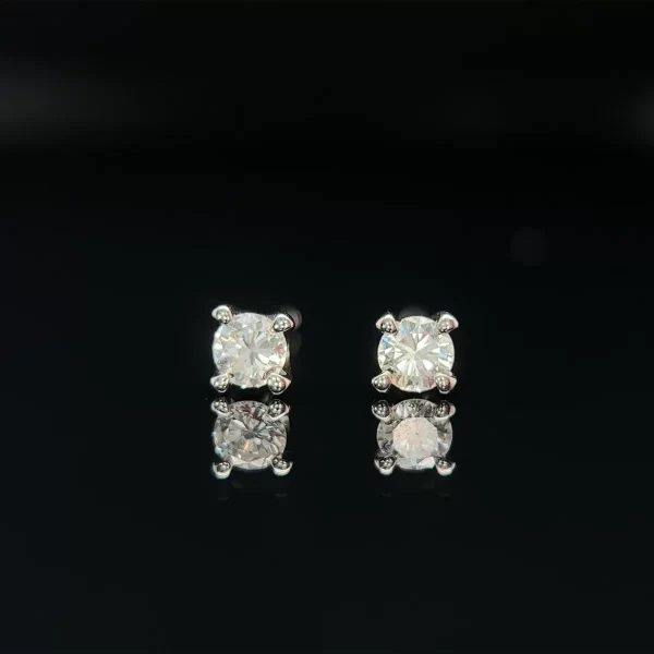 18CT V Set  Four Claw Set Natural Diamond Studs